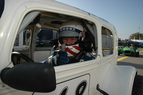 John Nielsen klar til start i Legend Car Cuppen ved årets DM-Finale på FDM Jyllandsringen. Han scorede fem pokaler i tre løb.